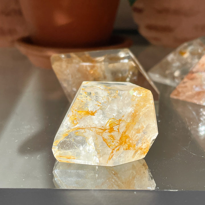 golden healer bergkristal limoniet freeform sculptuur toren edelsteen edelstenen mineralen
