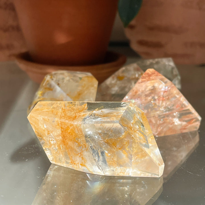 golden healer bergkristal limoniet freeform sculptuur toren edelsteen edelstenen mineralen