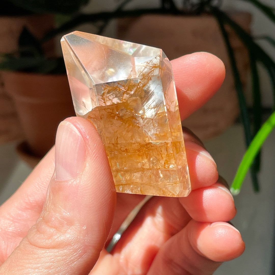 golden healer bergkristal limoniet freeform sculptuur toren edelsteen edelstenen mineralen