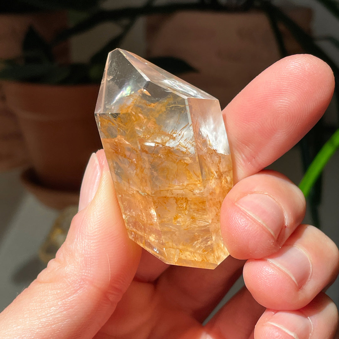 golden healer bergkristal limoniet freeform sculptuur toren edelsteen edelstenen mineralen