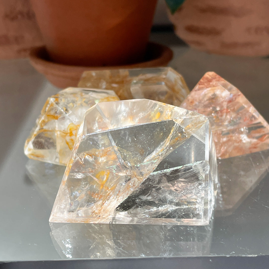 golden healer bergkristal limoniet freeform sculptuur toren edelsteen edelstenen mineralen