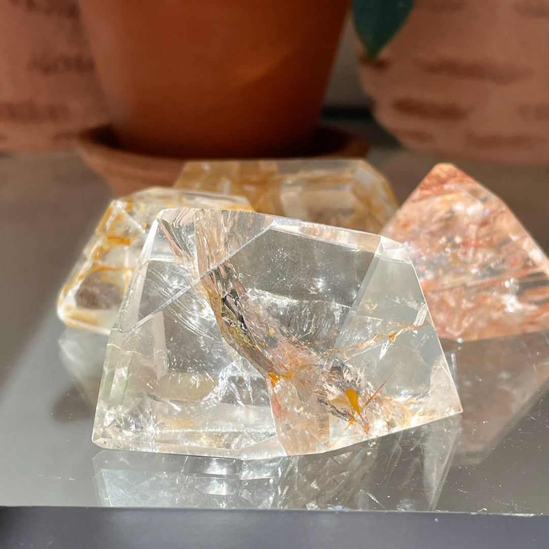 golden healer bergkristal limoniet freeform sculptuur toren edelsteen edelstenen mineralen