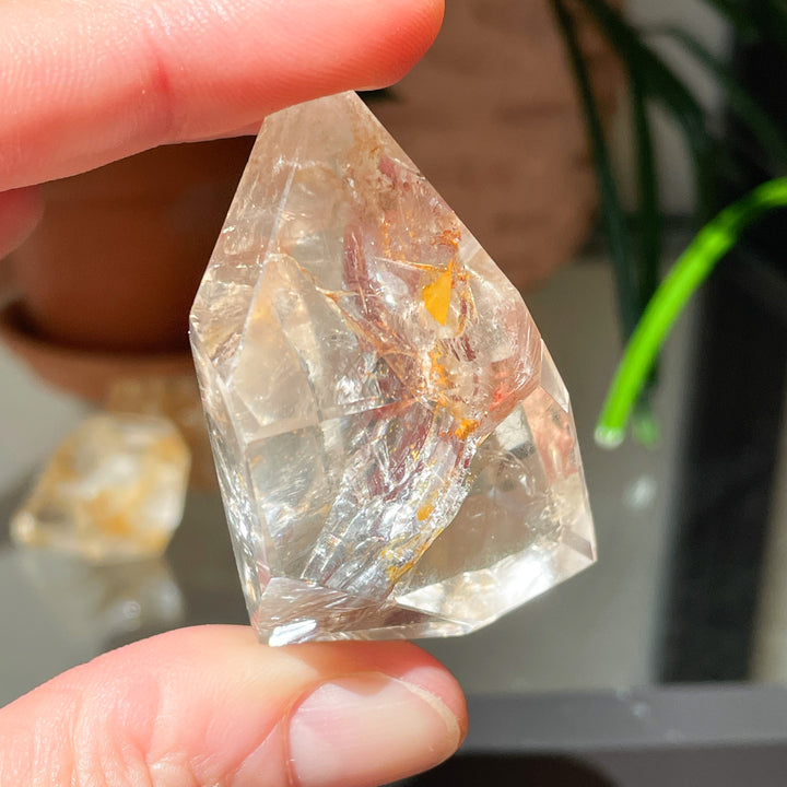golden healer bergkristal limoniet freeform sculptuur toren edelsteen edelstenen mineralen