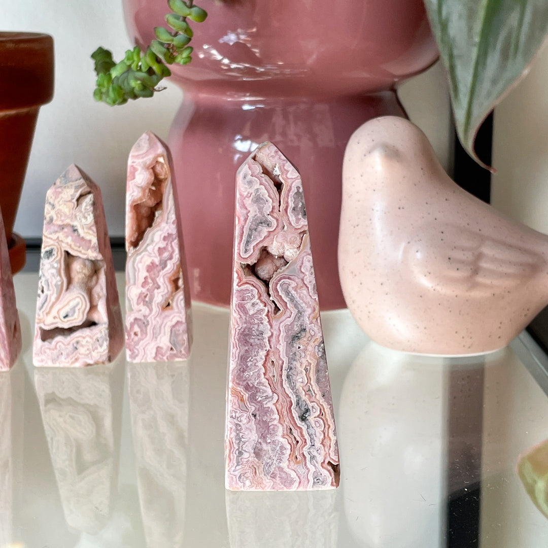 rhodochrosiet roze zachtroze toren sculptuur ruw gepolijst zilver edelsteen edelstenen mineralen