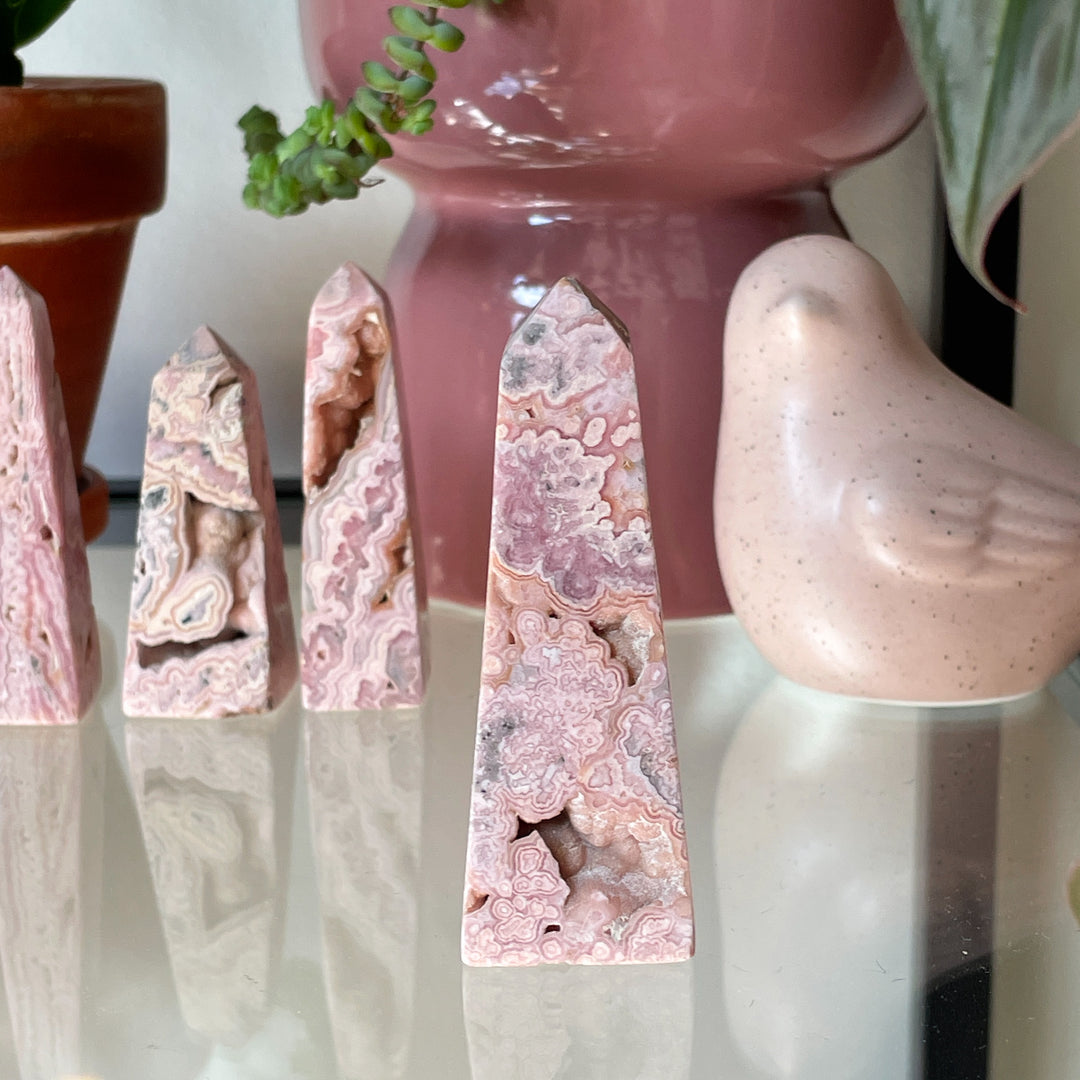 rhodochrosiet roze zachtroze toren sculptuur ruw gepolijst zilver edelsteen edelstenen mineralen