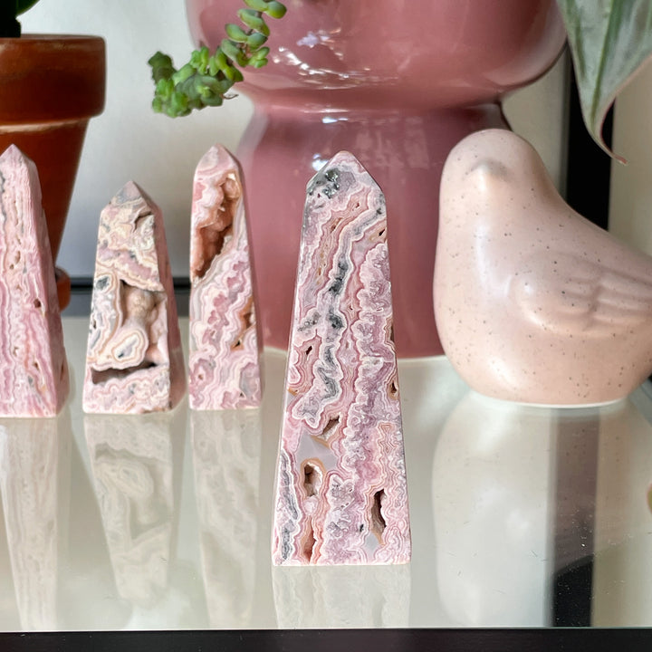 rhodochrosiet roze zachtroze toren sculptuur ruw gepolijst zilver edelsteen edelstenen mineralen
