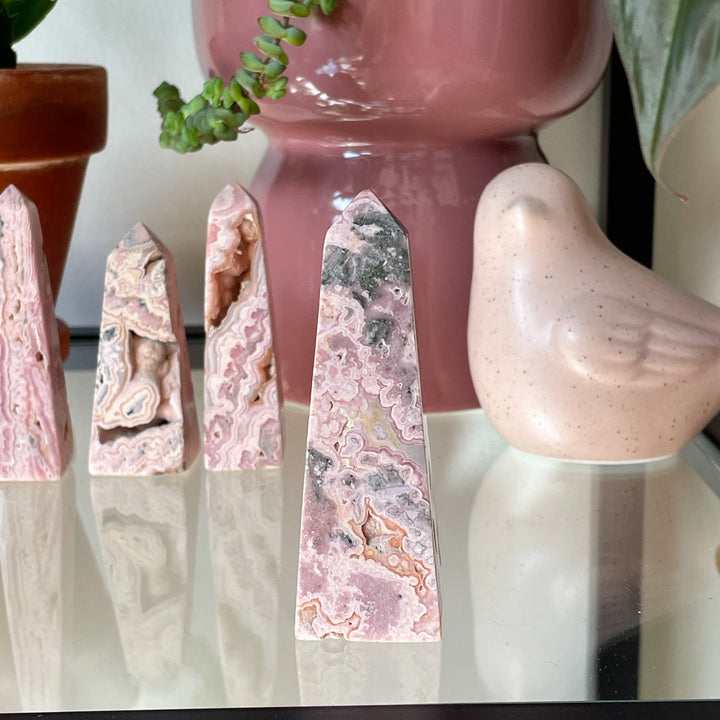 rhodochrosiet roze zachtroze toren sculptuur ruw gepolijst zilver edelsteen edelstenen mineralen