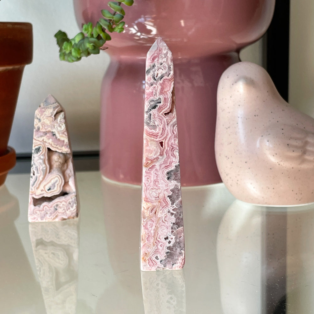 rhodochrosiet roze zachtroze toren sculptuur ruw gepolijst zilver edelsteen edelstenen mineralen