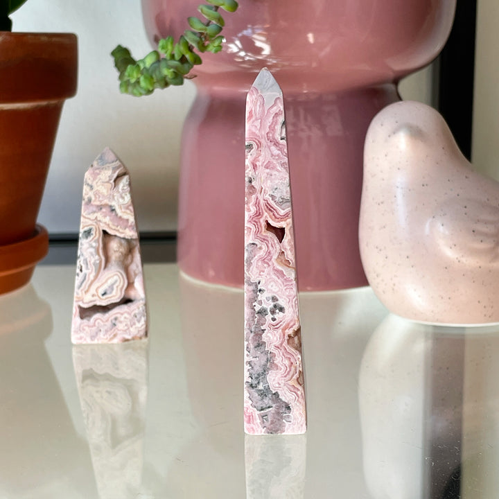 rhodochrosiet roze zachtroze toren sculptuur ruw gepolijst zilver edelsteen edelstenen mineralen