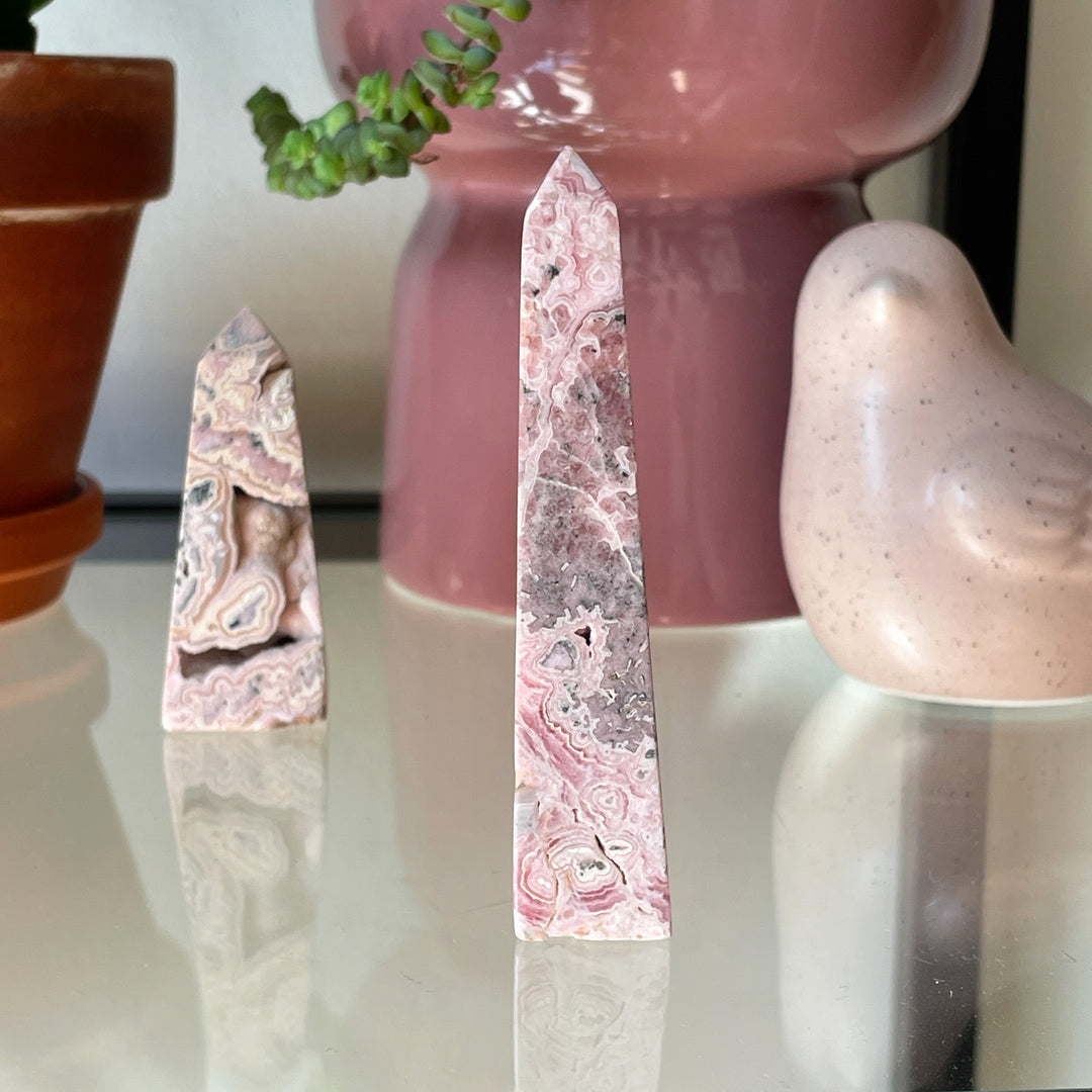 rhodochrosiet roze zachtroze toren sculptuur ruw gepolijst zilver edelsteen edelstenen mineralen