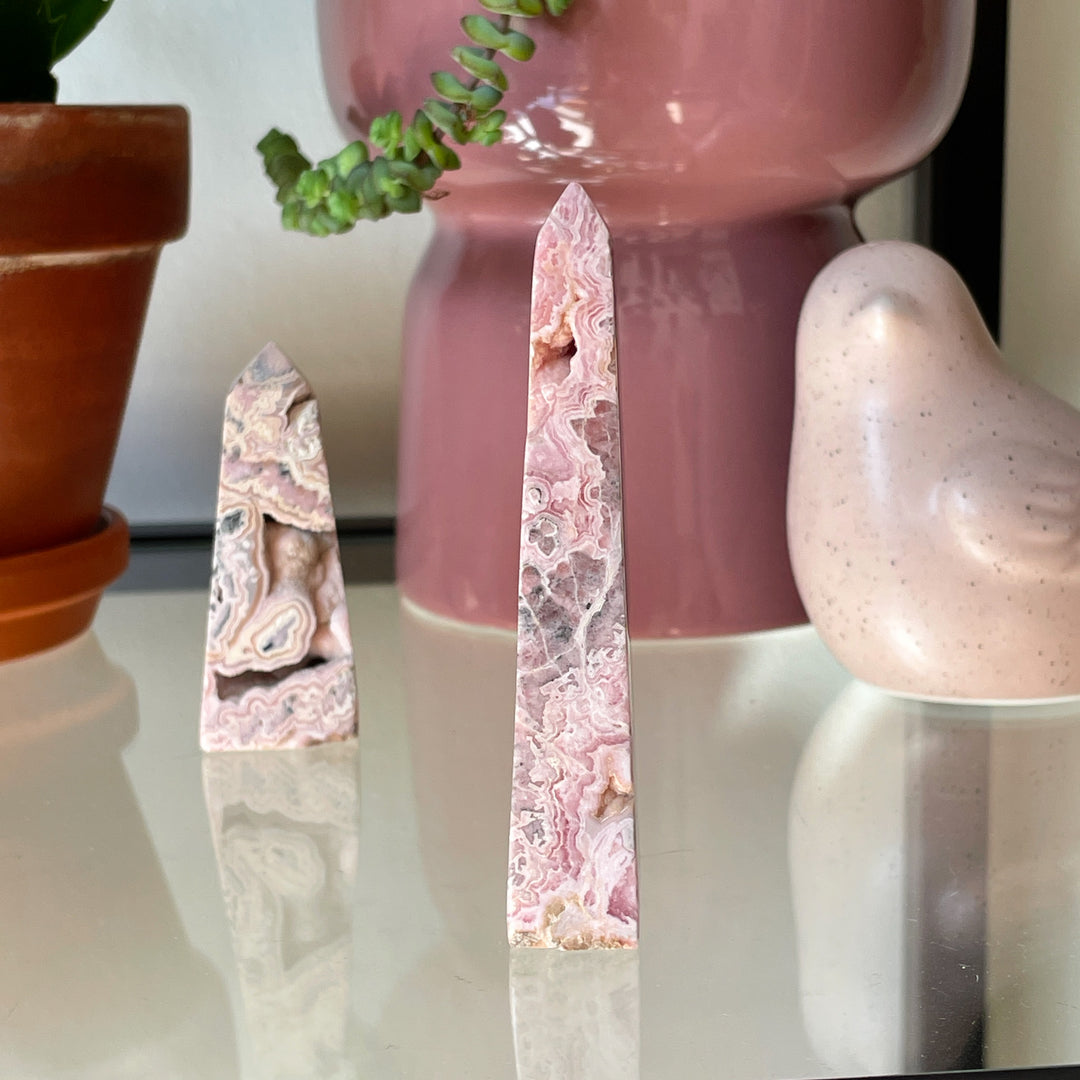 rhodochrosiet roze zachtroze toren sculptuur ruw gepolijst zilver edelsteen edelstenen mineralen