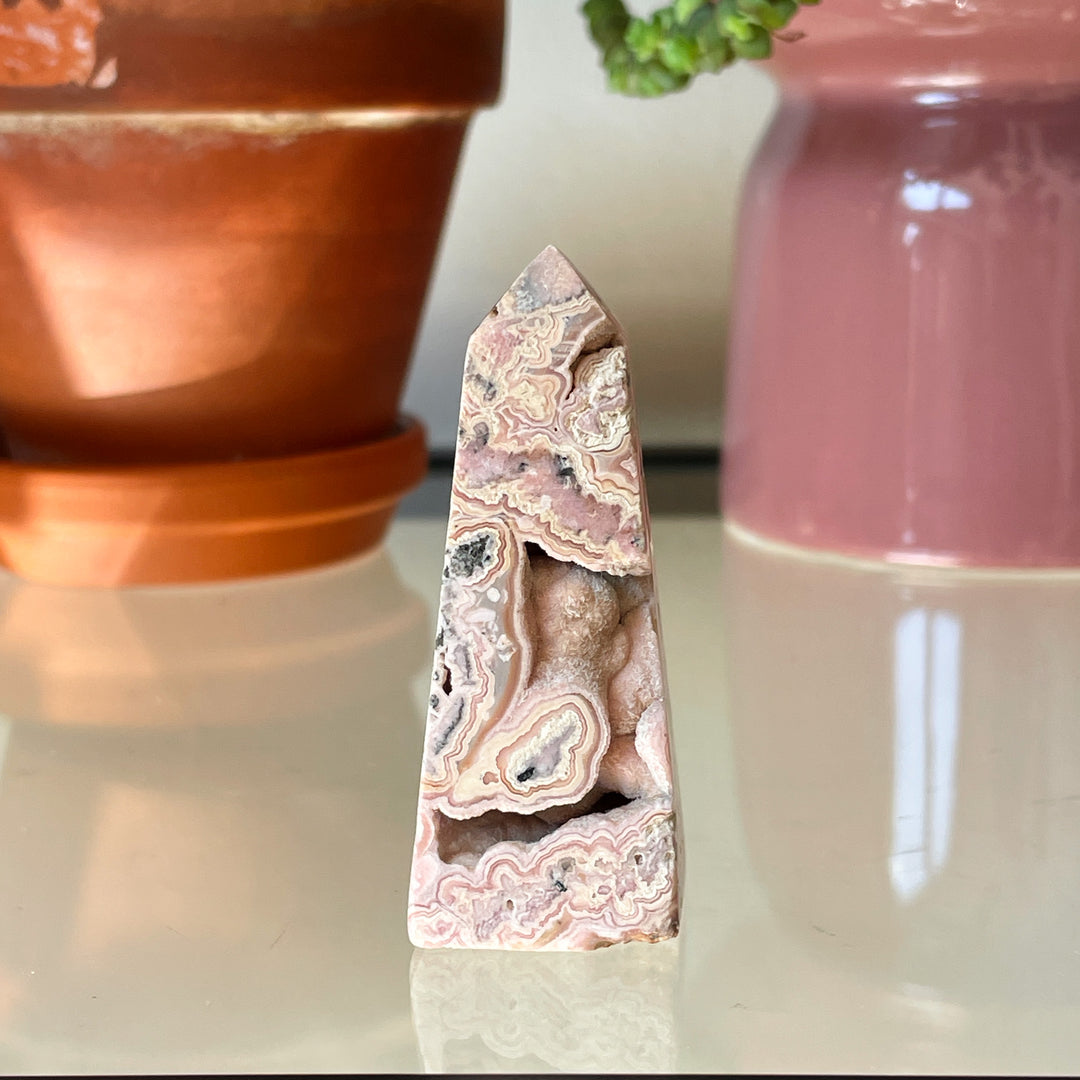 rhodochrosiet roze zachtroze toren sculptuur ruw gepolijst zilver edelsteen edelstenen mineralen