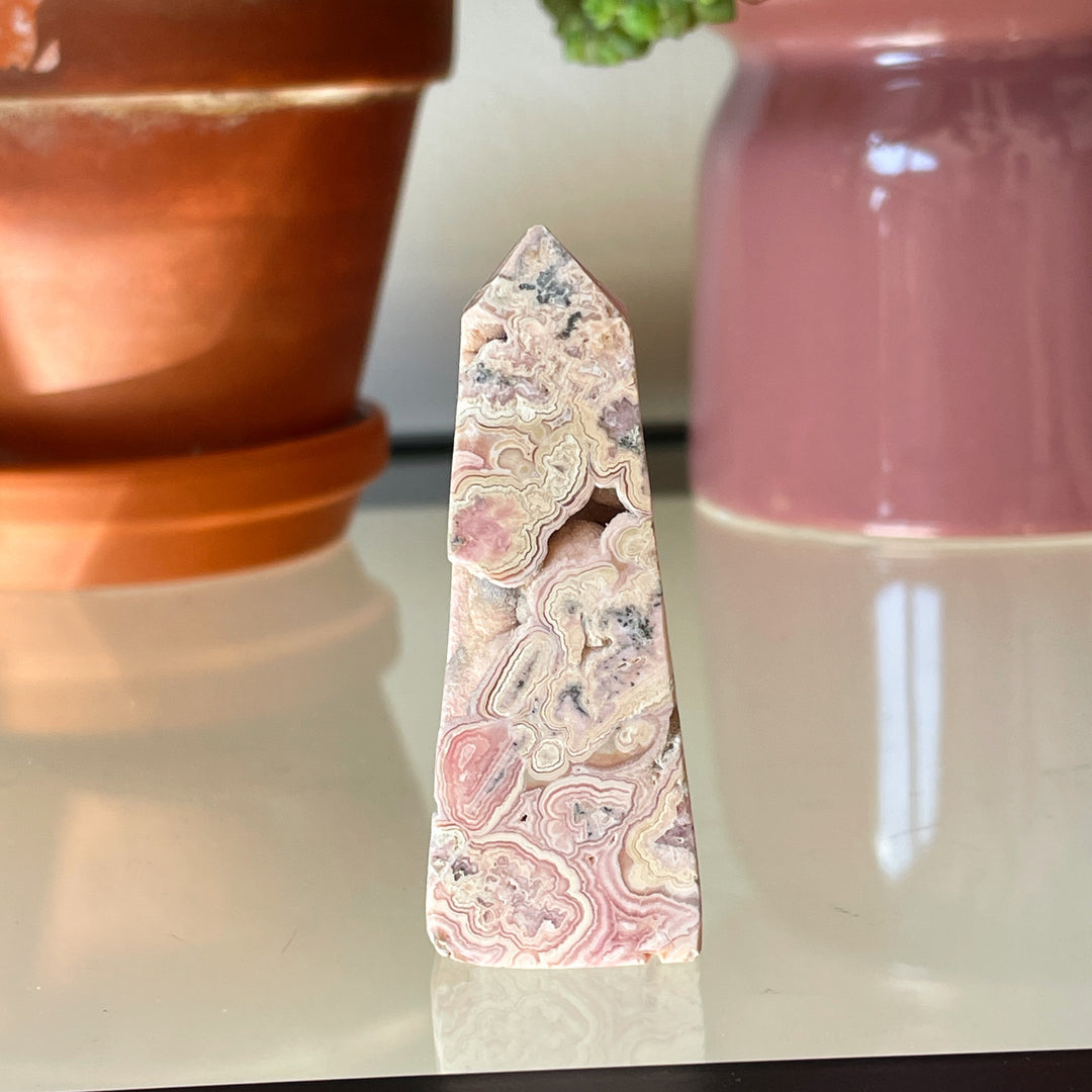 rhodochrosiet roze zachtroze toren sculptuur ruw gepolijst zilver edelsteen edelstenen mineralen