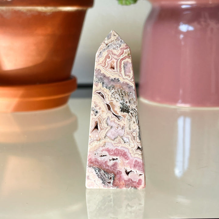 rhodochrosiet roze zachtroze toren sculptuur ruw gepolijst zilver edelsteen edelstenen mineralen