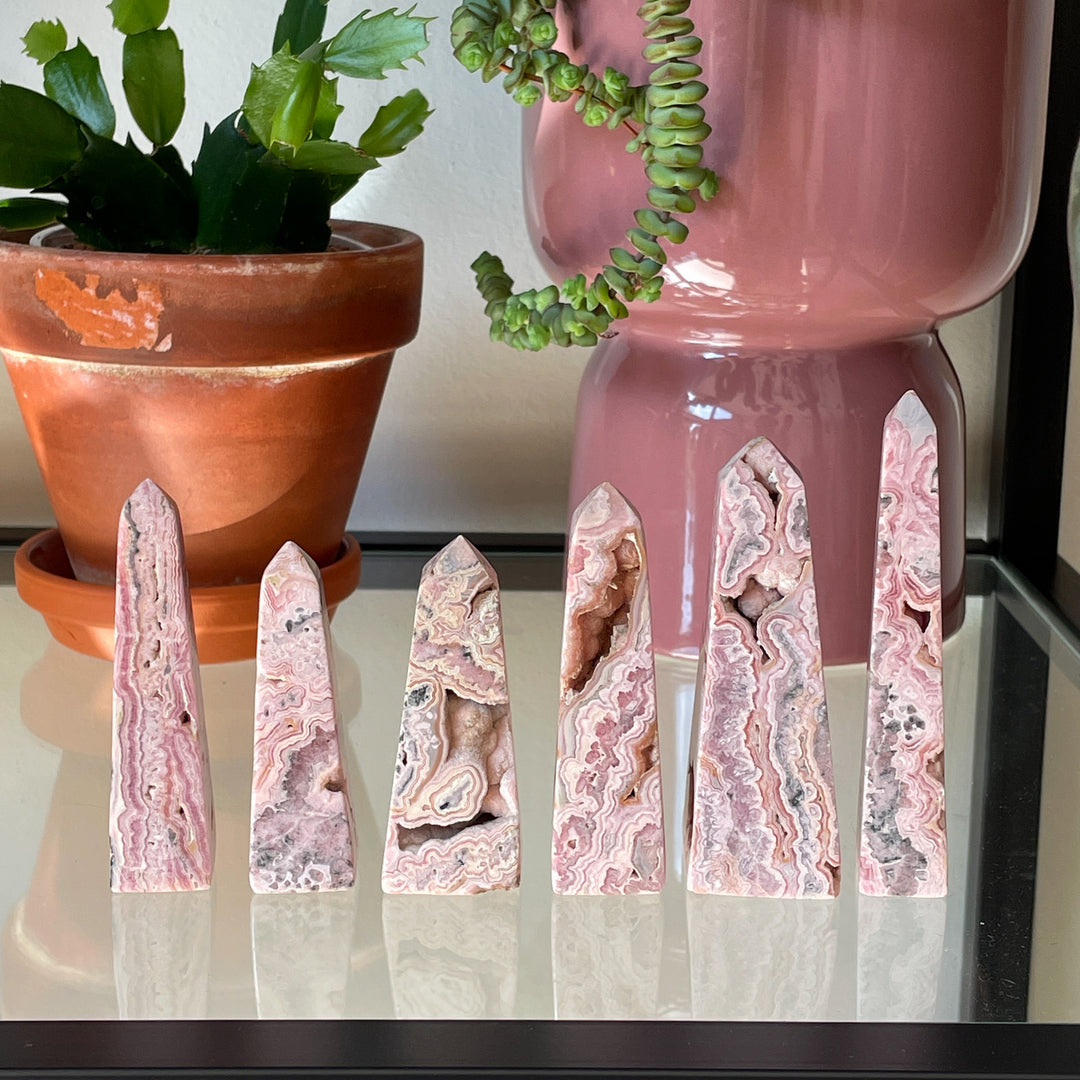 rhodochrosiet roze zachtroze toren sculptuur ruw gepolijst zilver edelsteen edelstenen mineralen