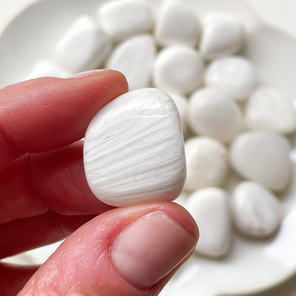 scoleciet witte edelsteen gepolijst knuffelsteen trommelsteen