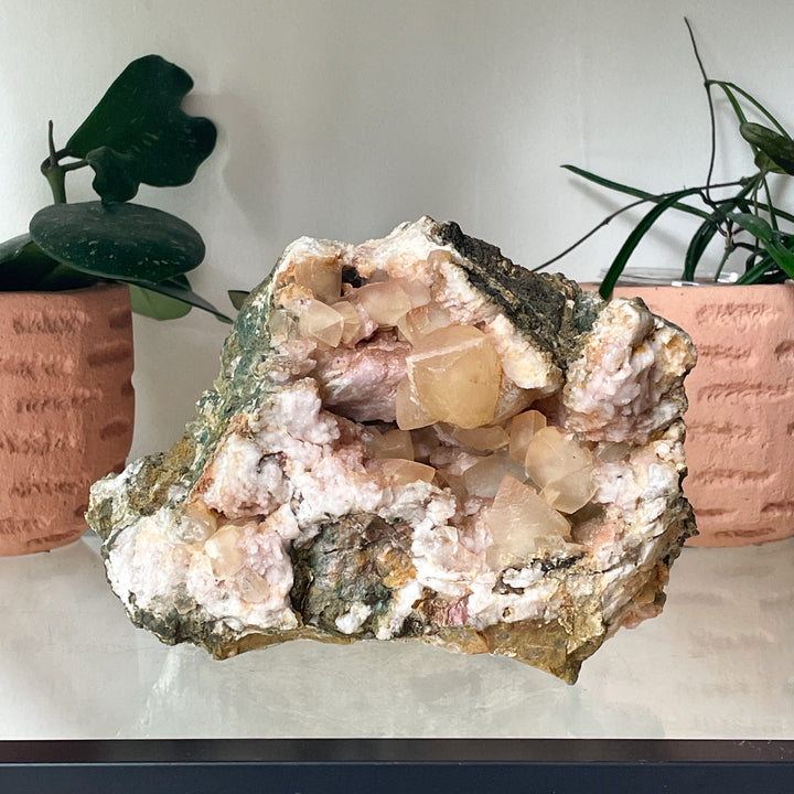 calciet gele ruwe brok steen met roze amethist fluoriet edelsteen mineralen