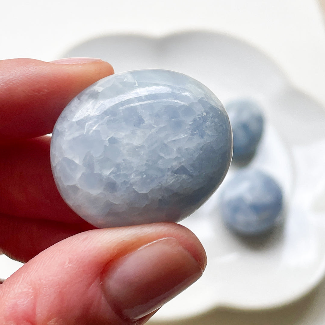 calciet blauwe zaksteen handsteen palmsteen edelsteen