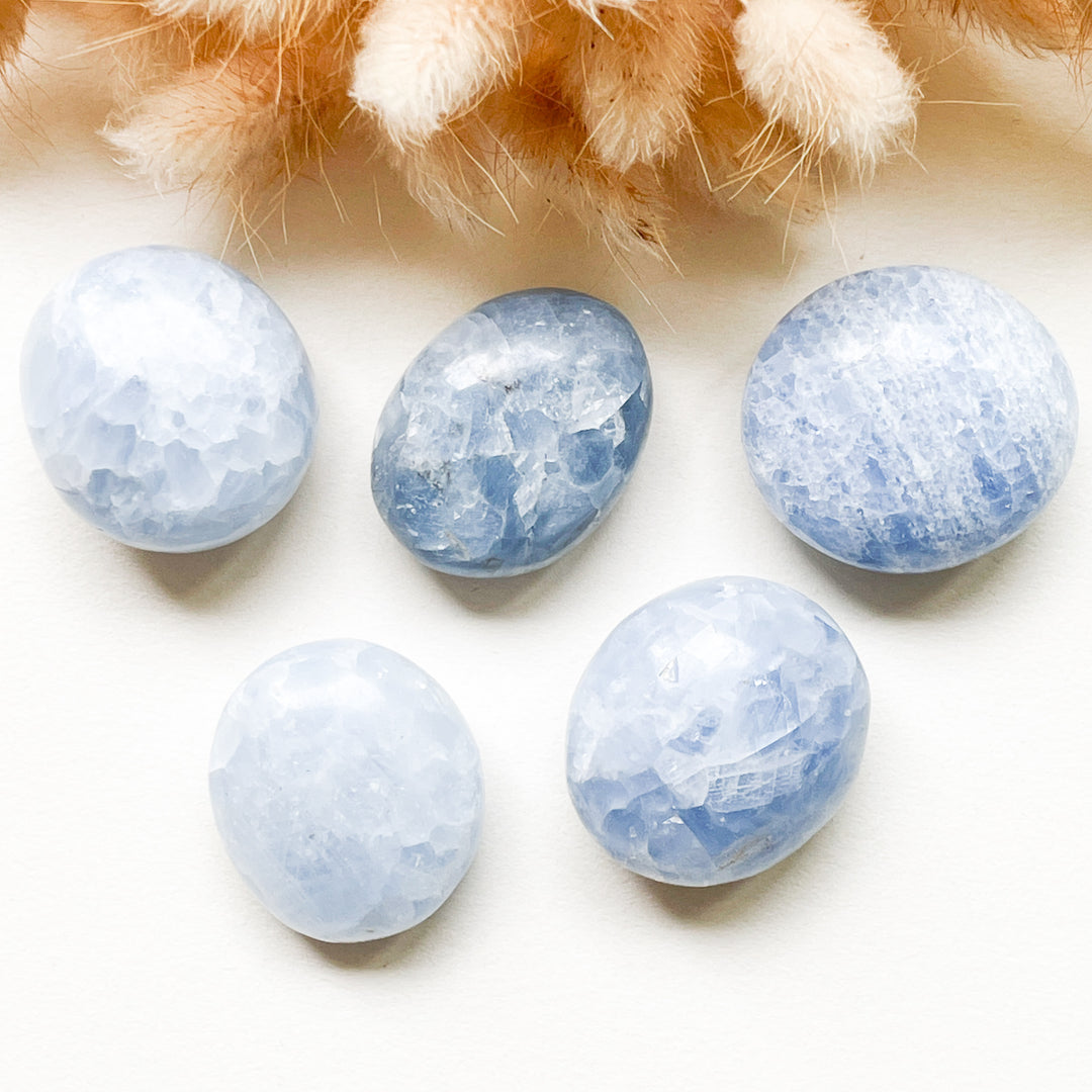 calciet blauwe zaksteen handsteen palmsteen edelsteen