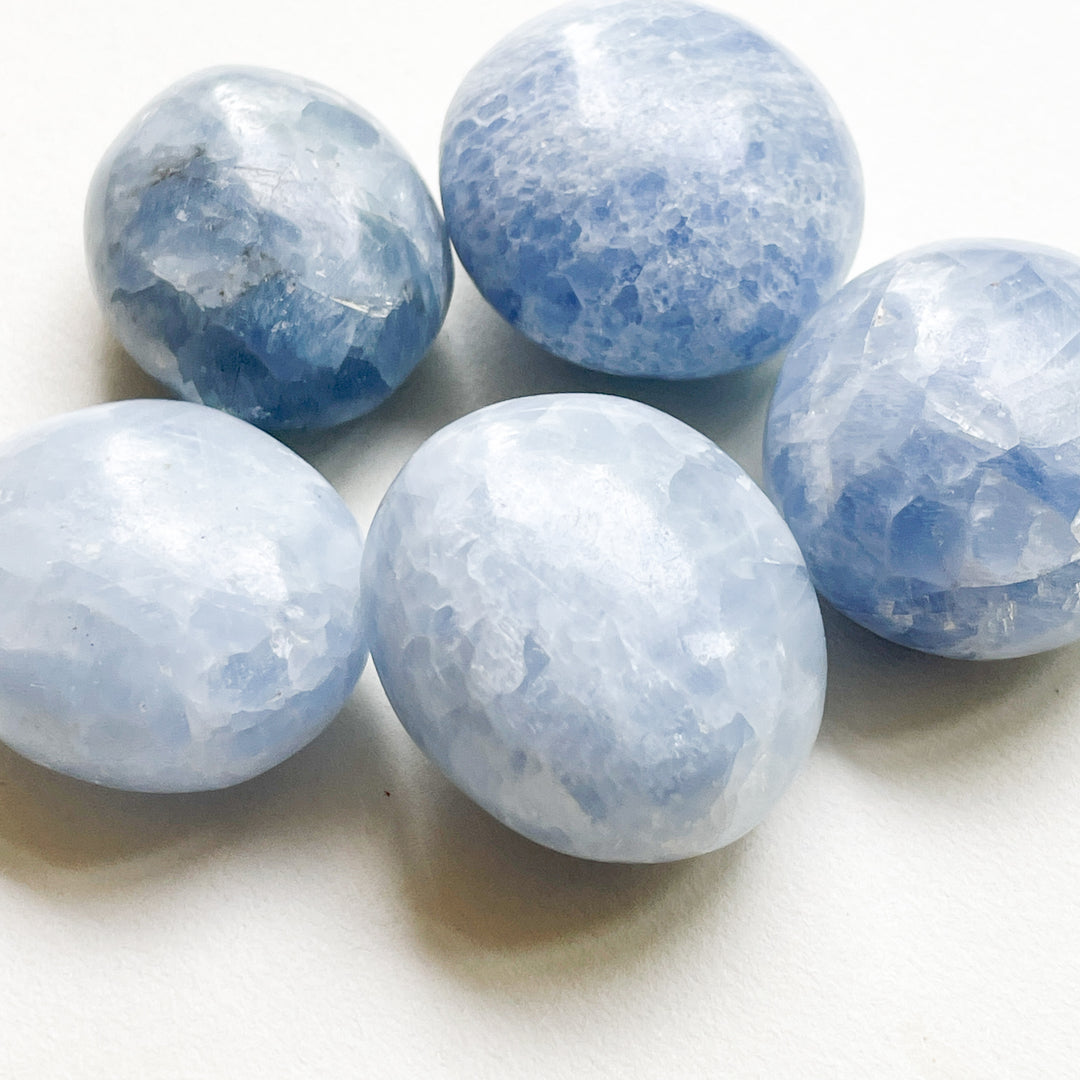 calciet blauwe zaksteen handsteen palmsteen edelsteen